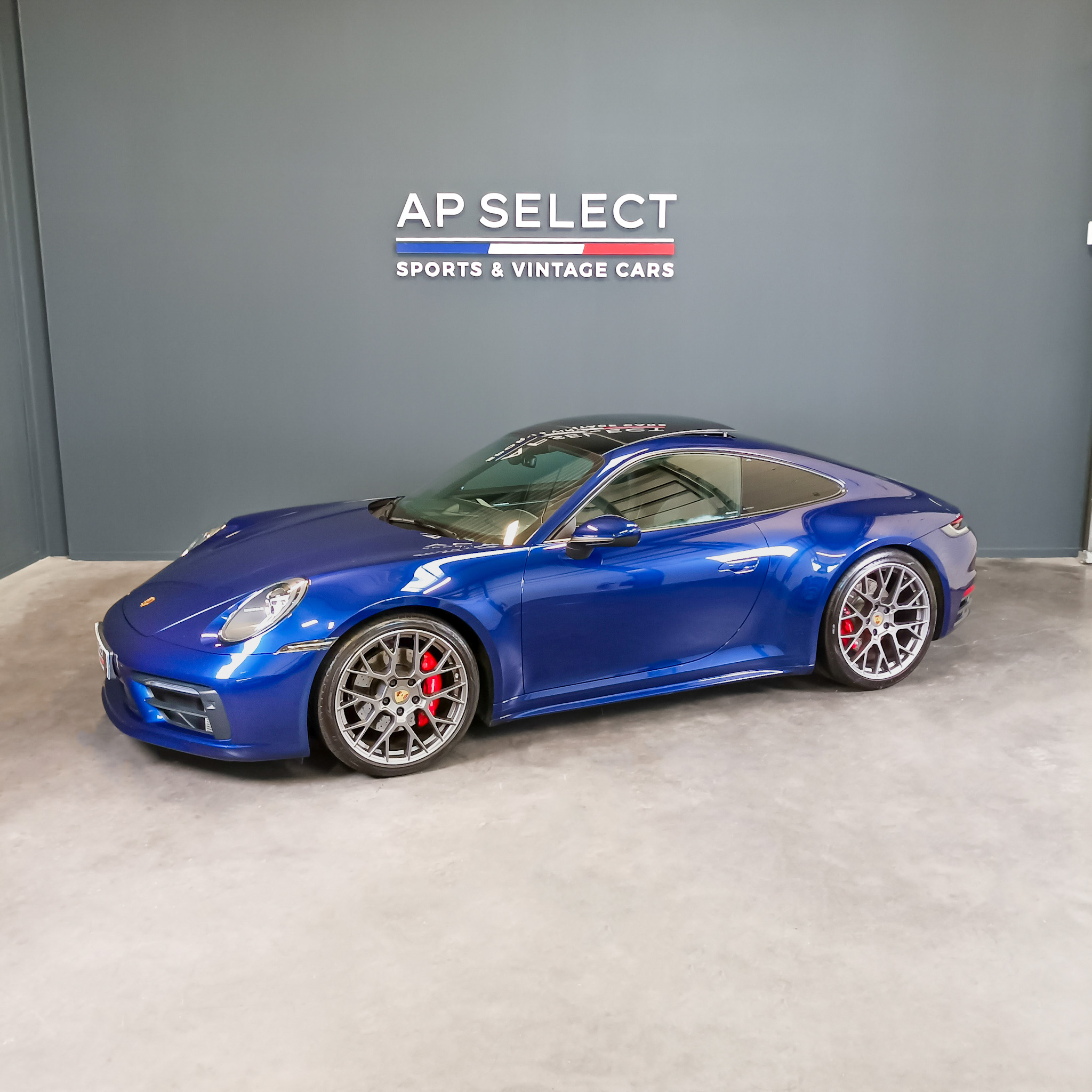 Photographie d'une Porsche 992 Carrera 4S vue de trois quarts face dans les locaux d'AP SELECT